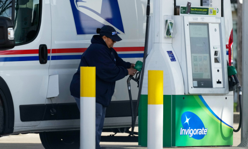 US oil executive advises public to reduce driving