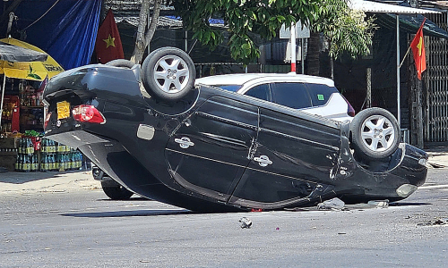 Car carrying three people overturns in Nha Trang