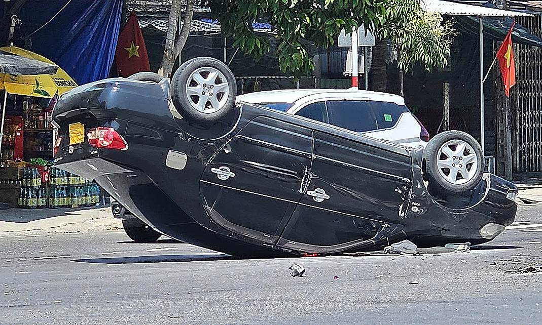Car carrying three people overturns in Nha Trang