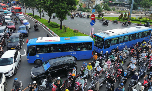 Expert: 'Free bus fares not enough to attract residents away from motorbikes'