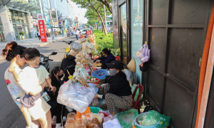 Bus stops in Ho Chi Minh City misused for commerce and dumping trash