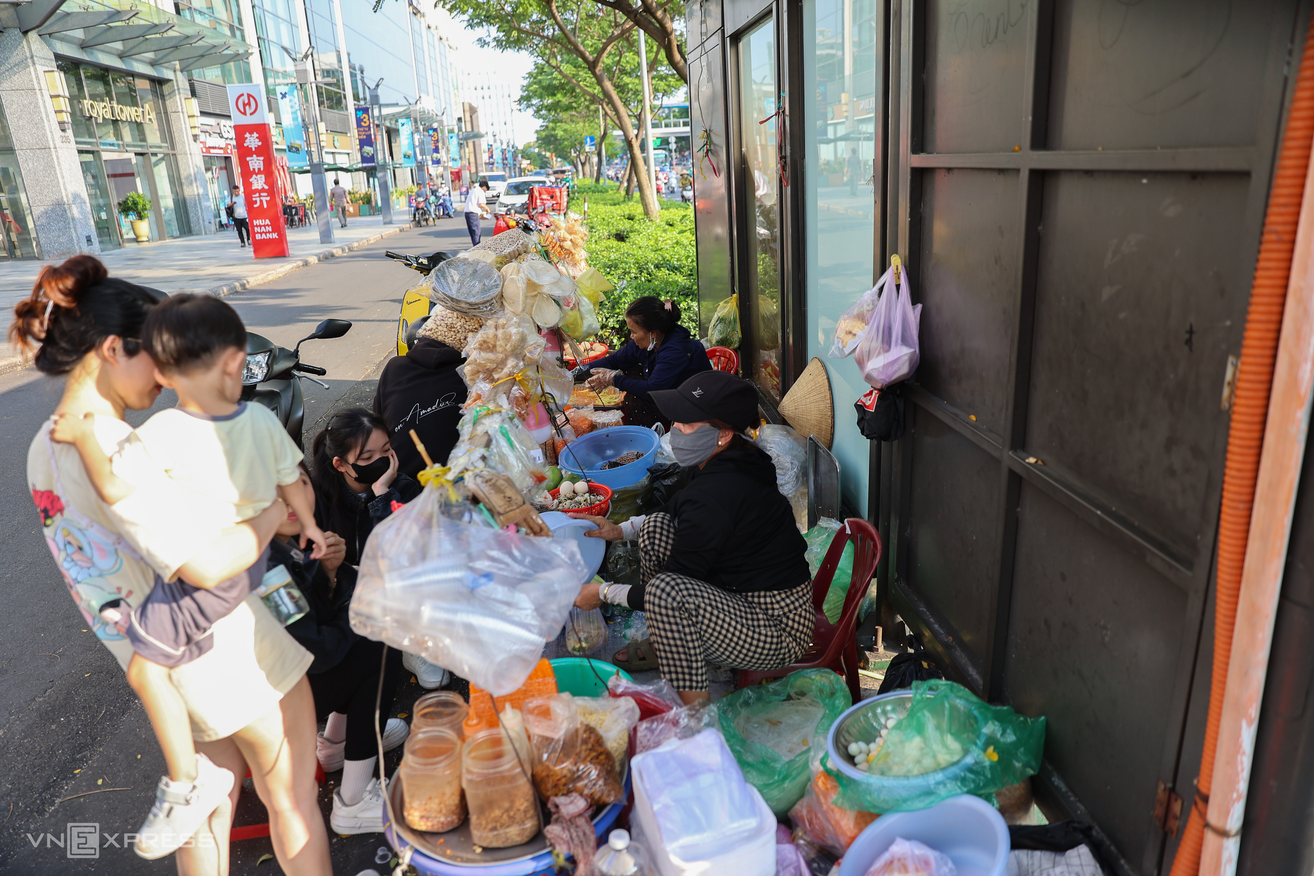 Bus stops in Ho Chi Minh City misused for commerce and dumping trash