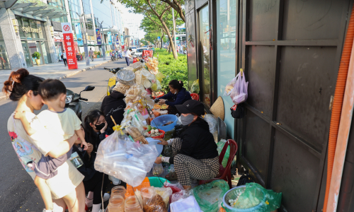 Bus stops in Ho Chi Minh City misused for commerce and dumping trash