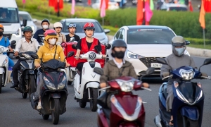 Young people send luggage ahead to ease holiday travel