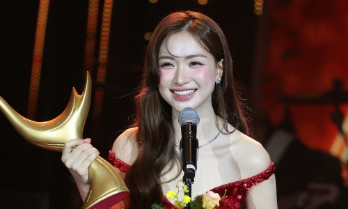 hoa minzy, soobin named singers of the year