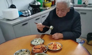 104-year-old woman's longevity secret: still uses teeth to crack seafood shells