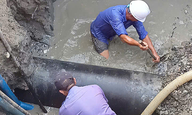 Traffic light construction damages water pipe, affecting over 20,000 households