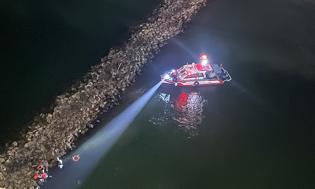 Rescue of young man who jumped from Thuan Phuoc bridge