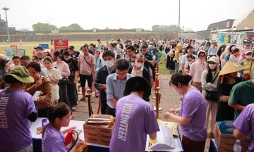 Thousands flock to Ngo Mon Square to collect Kun Marathon bibs