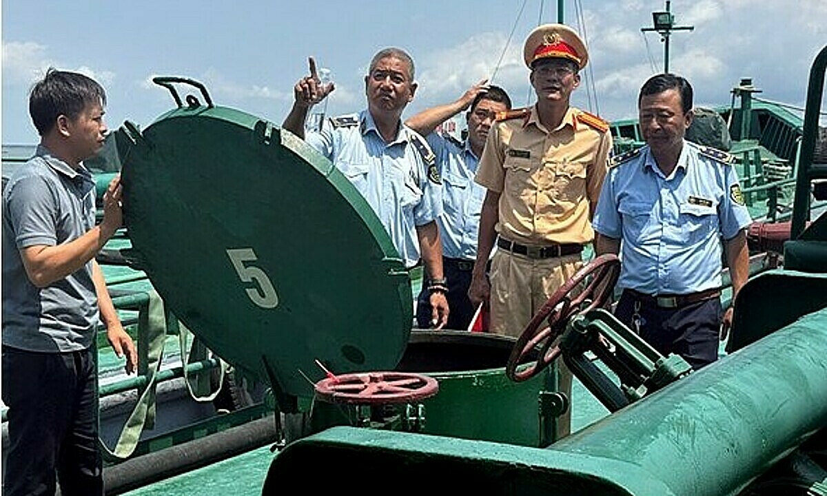 Over 10,000 liters of smuggled oil seized from two ships