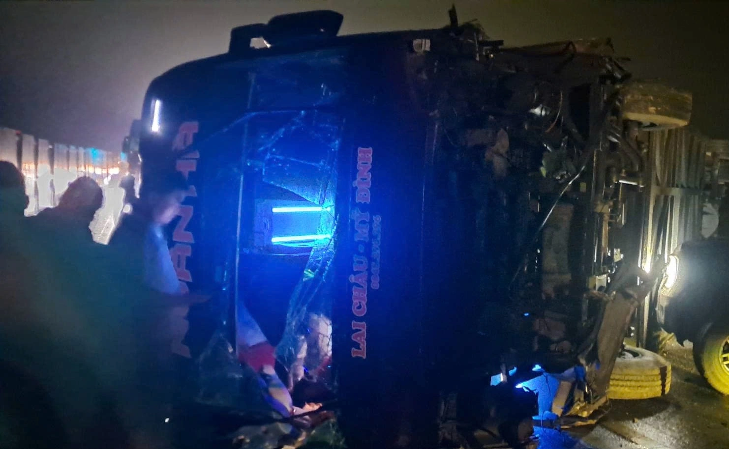 Passenger bus overturns on Noi Bai - Lao Cai expressway