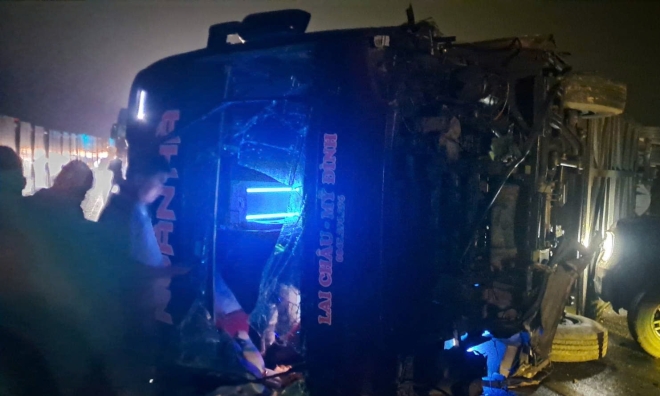 Passenger bus overturns on Noi Bai - Lao Cai expressway