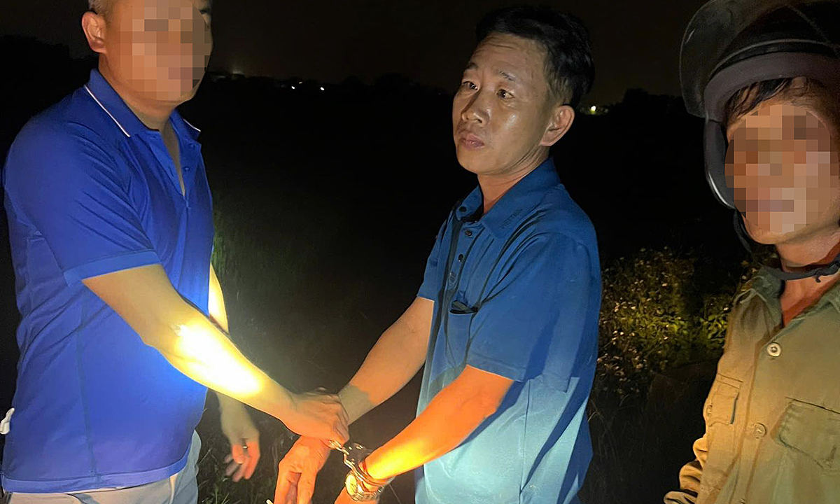 Man kills ex-wife after asking for private talk