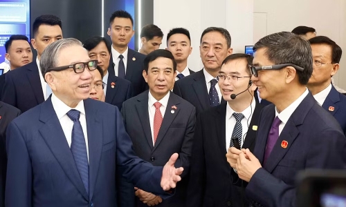 General Secretary and President experiences technological devices in Nanning