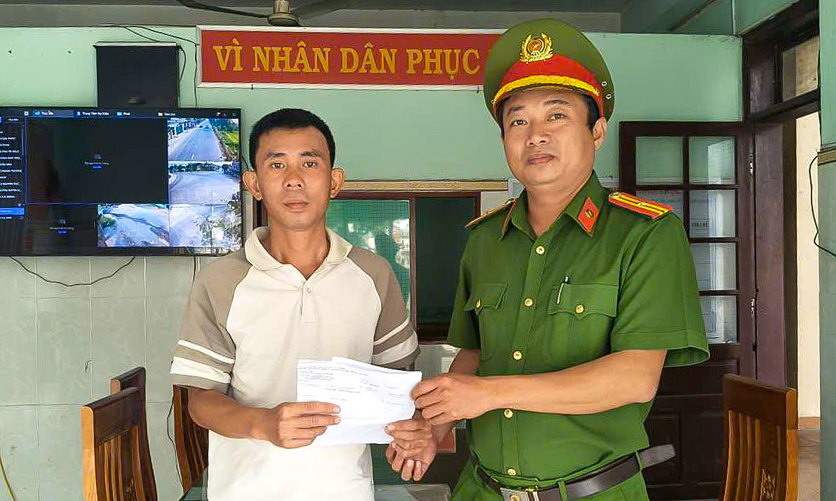 Taxi driver returns 1.2 billion dong mistakenly transferred by customer