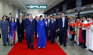 General secretary, president concludes China visit, returns to Vietnam by train
