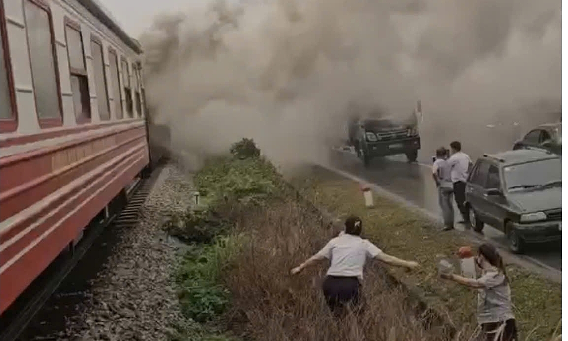 Hanoi - Hai Phong passenger train: two carriages catch fire in motion