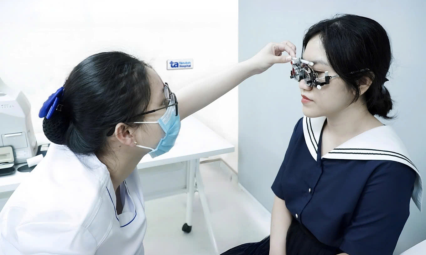 Should one wear glasses for mild myopia?