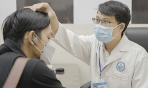 Rinsing shampoo too quickly: a mistake causing persistent dandruff