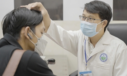 Rinsing shampoo too quickly: a mistake causing persistent dandruff