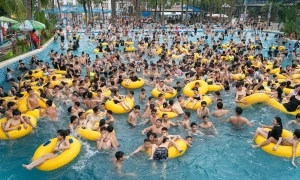 Thousands flock to West Lake Water Park on opening day