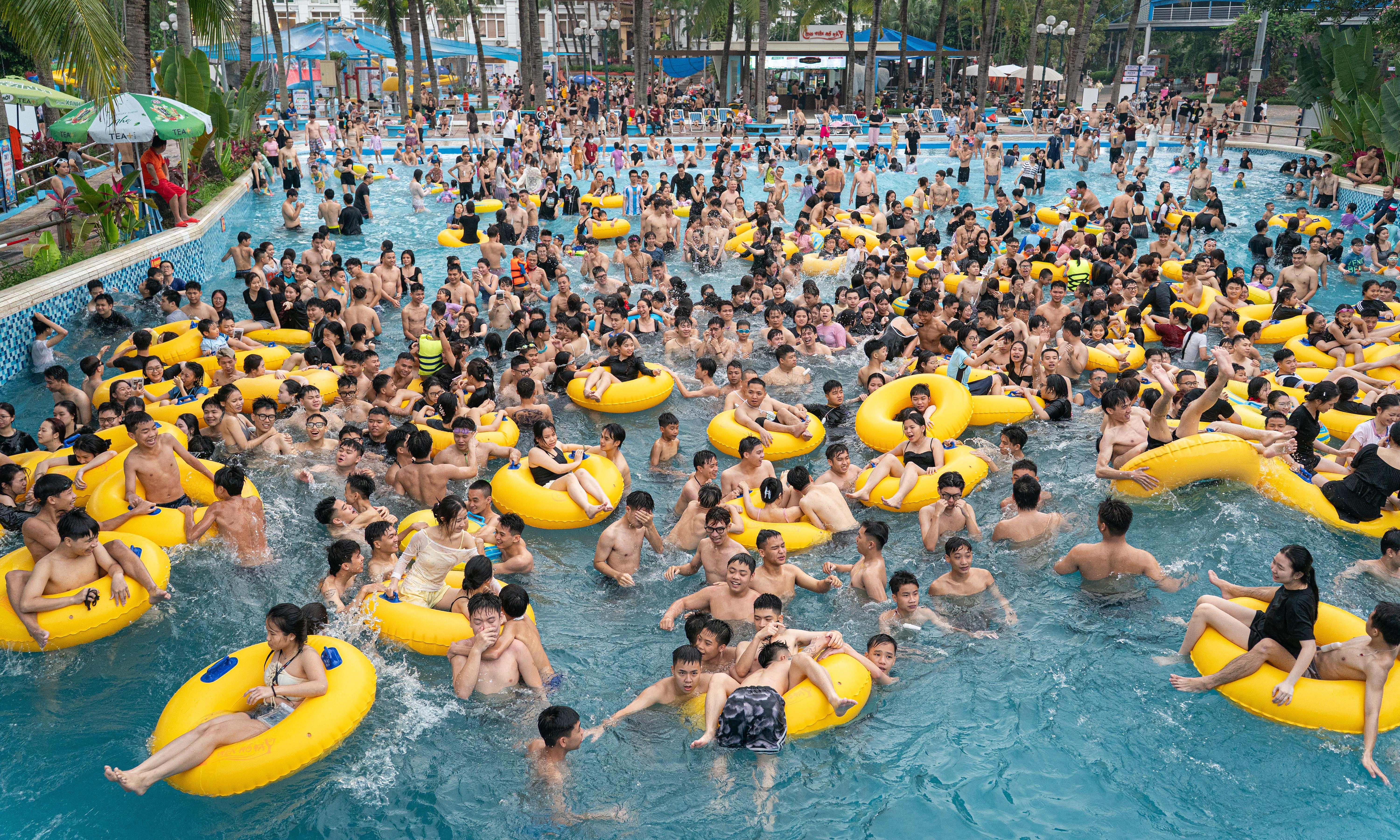Thousands flock to West Lake Water Park on opening day