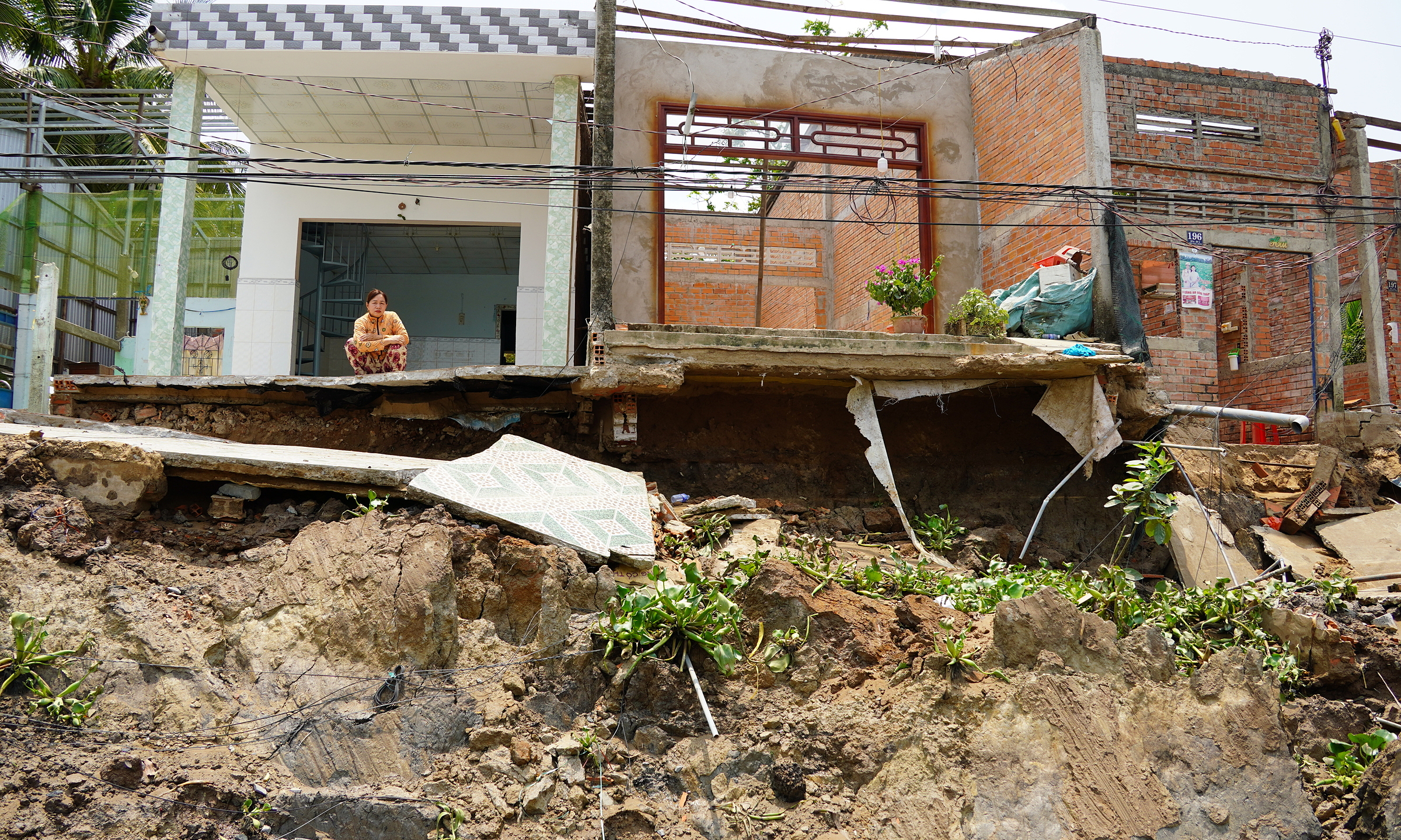 Dikes, roads in Mekong Delta suffer widespread subsidence during dry season