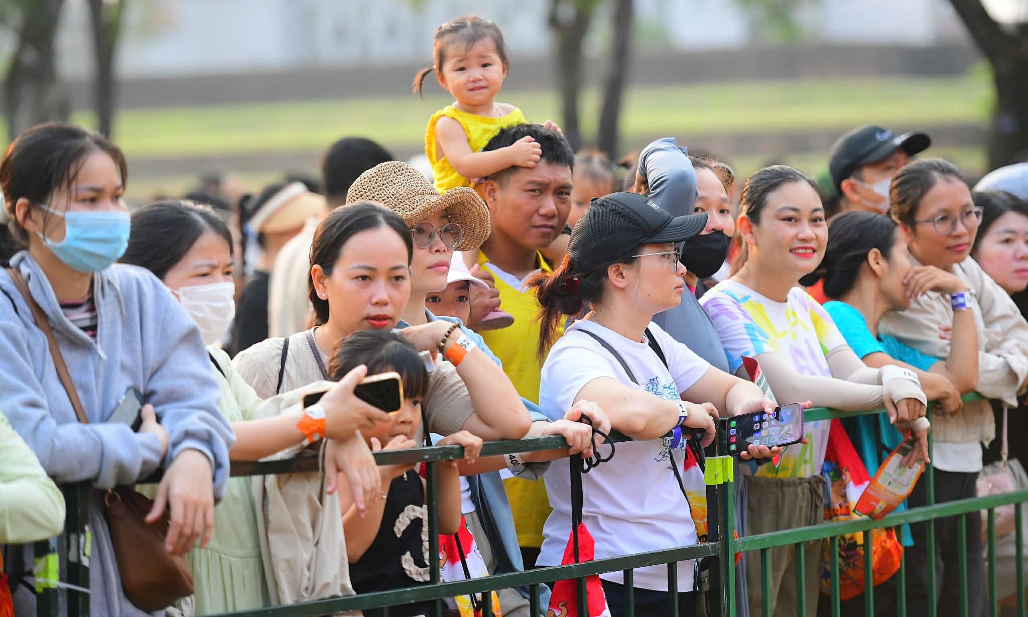 Thousands of parents support 2,500 children at Kun Marathon