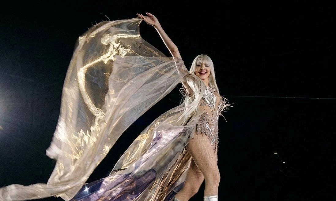 Lisa stuns with 'robot angel' performance