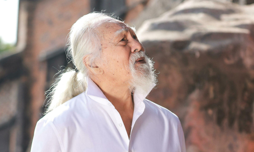 The active life at 90 of the 'Heavenly Sword and Dragon Slaying Sabre' actor