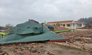 Storm and hailstones blow off school roof in Thanh Hoa