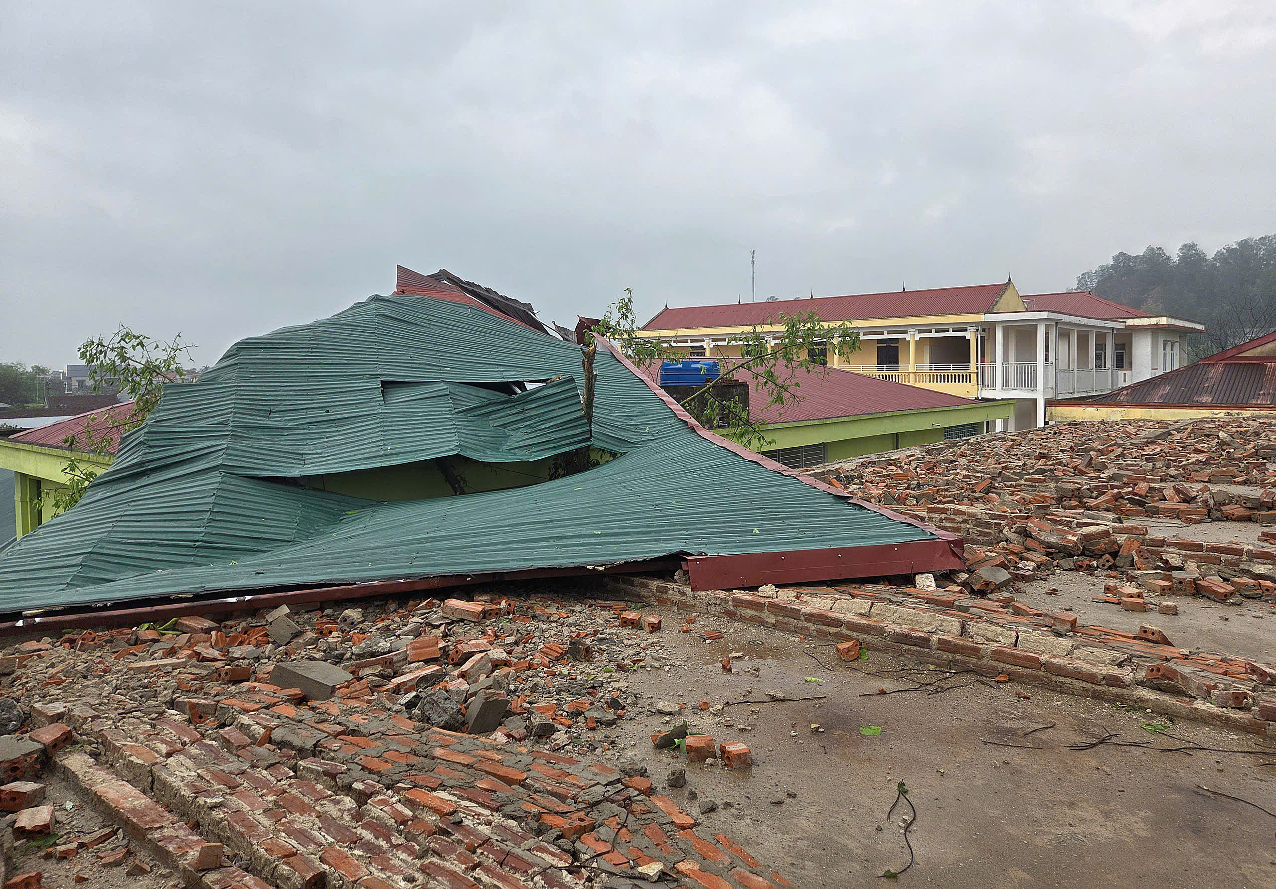 Storm and hailstones blow off school roof in Thanh Hoa