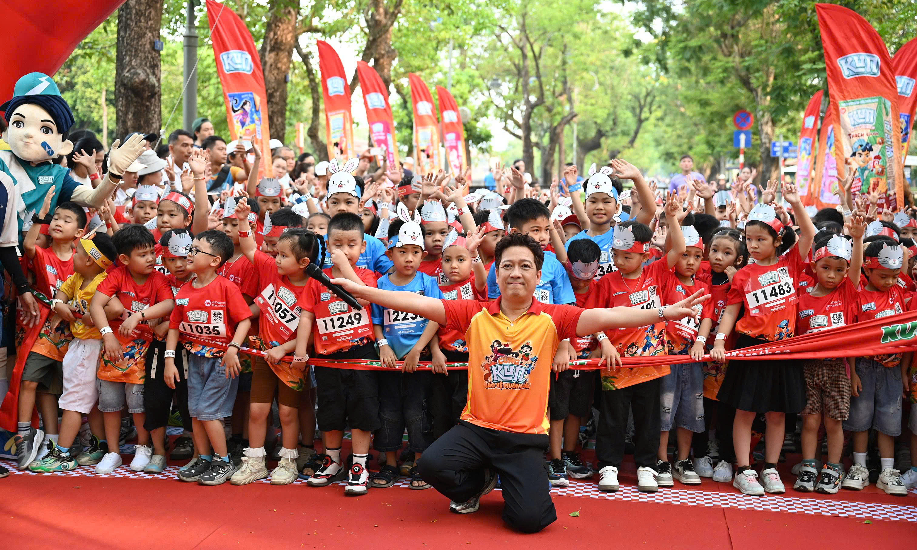 Truong Giang delivers animal protection message to children in Hue