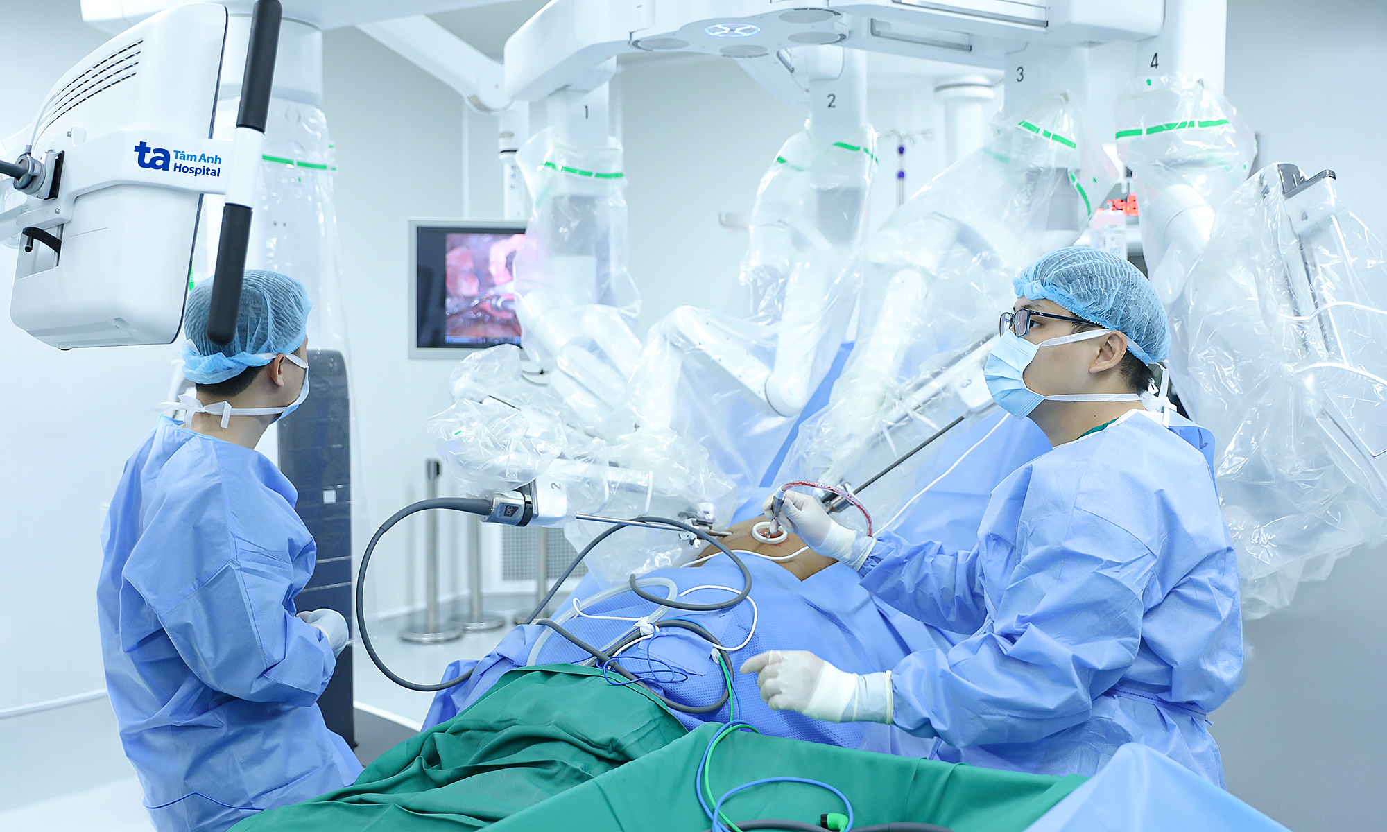 How robot-assisted lung tumor surgery differs from traditional laparoscopy