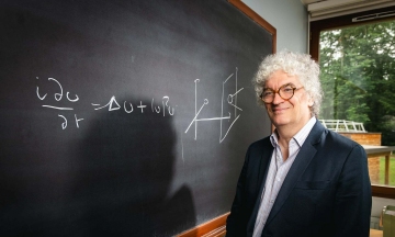 64-year-old mathematician wins 'science Oscar' with 3 million USD prize