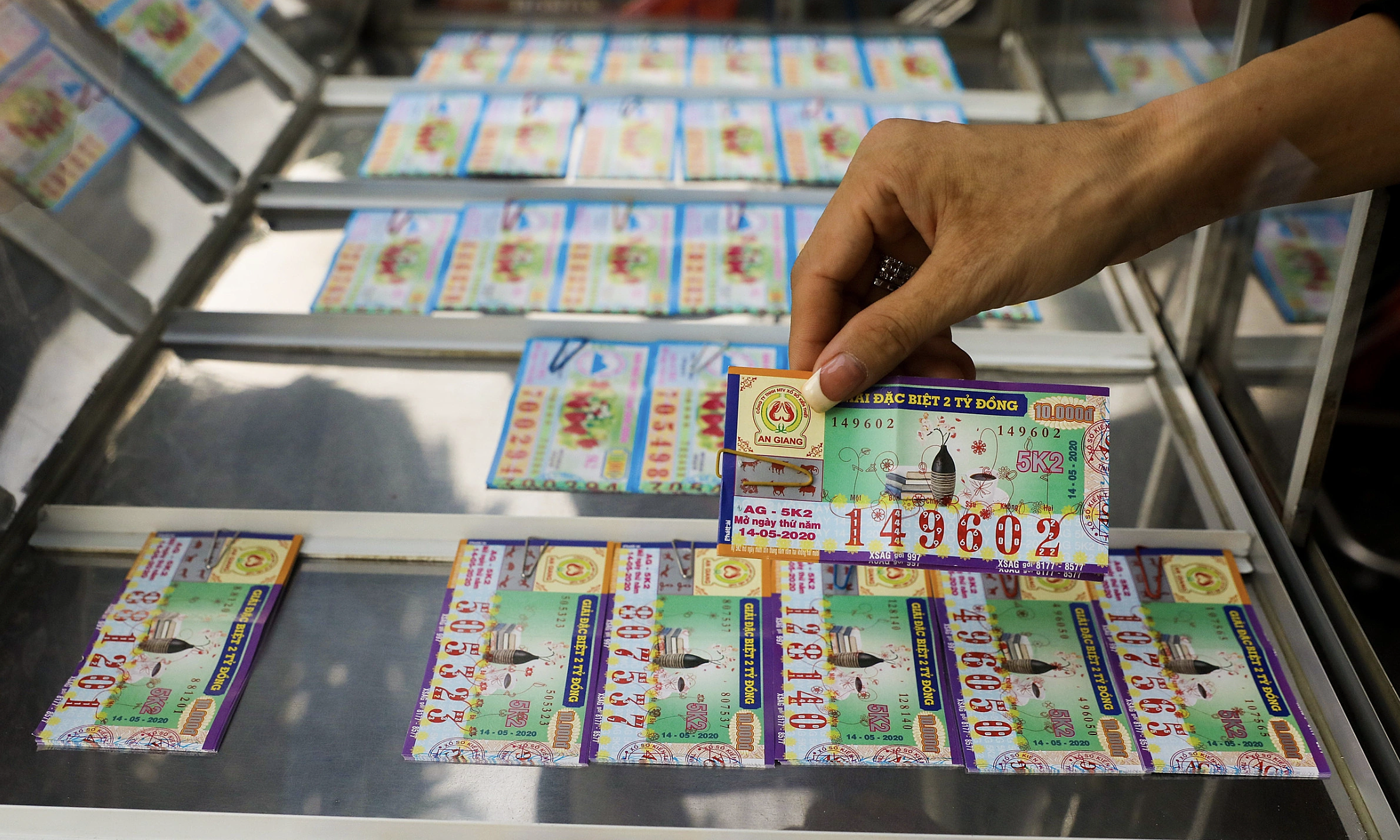 Proposal suggests police can fine up to 100 million VND for lottery business violations
