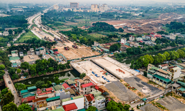 10-lane Tay Thang Long road in disarray, land handover delayed