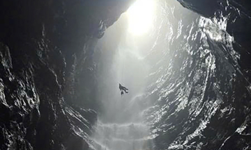 Quang Tri discovers vertical cave with nearly 600 m waterfall