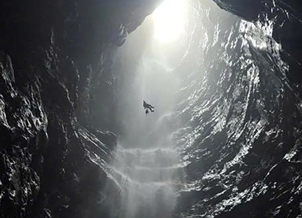 Quang Tri discovers vertical cave with nearly 600 m waterfall
