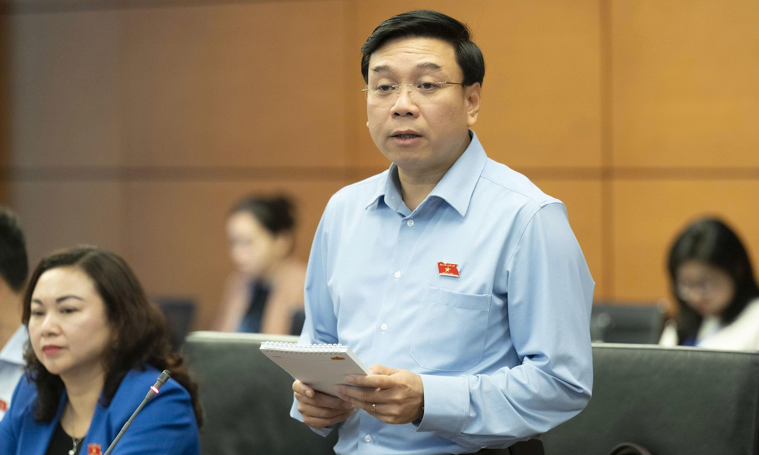 Ballet dancers earning 80,000 VND per day struggle to make a living