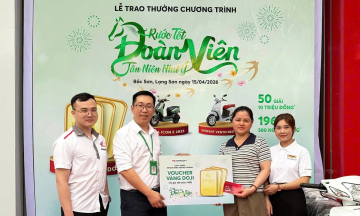 Nearly 3,000 customers receive gifts in FE Credit's Tet program