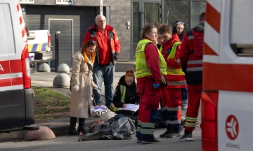 Two Ukrainian officers flee shooting scene