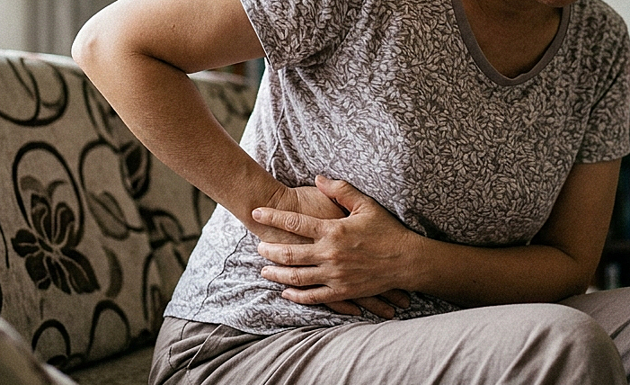 What diseases cause pain below the right rib cage?