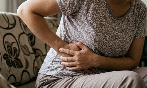 What diseases cause pain below the right rib cage?