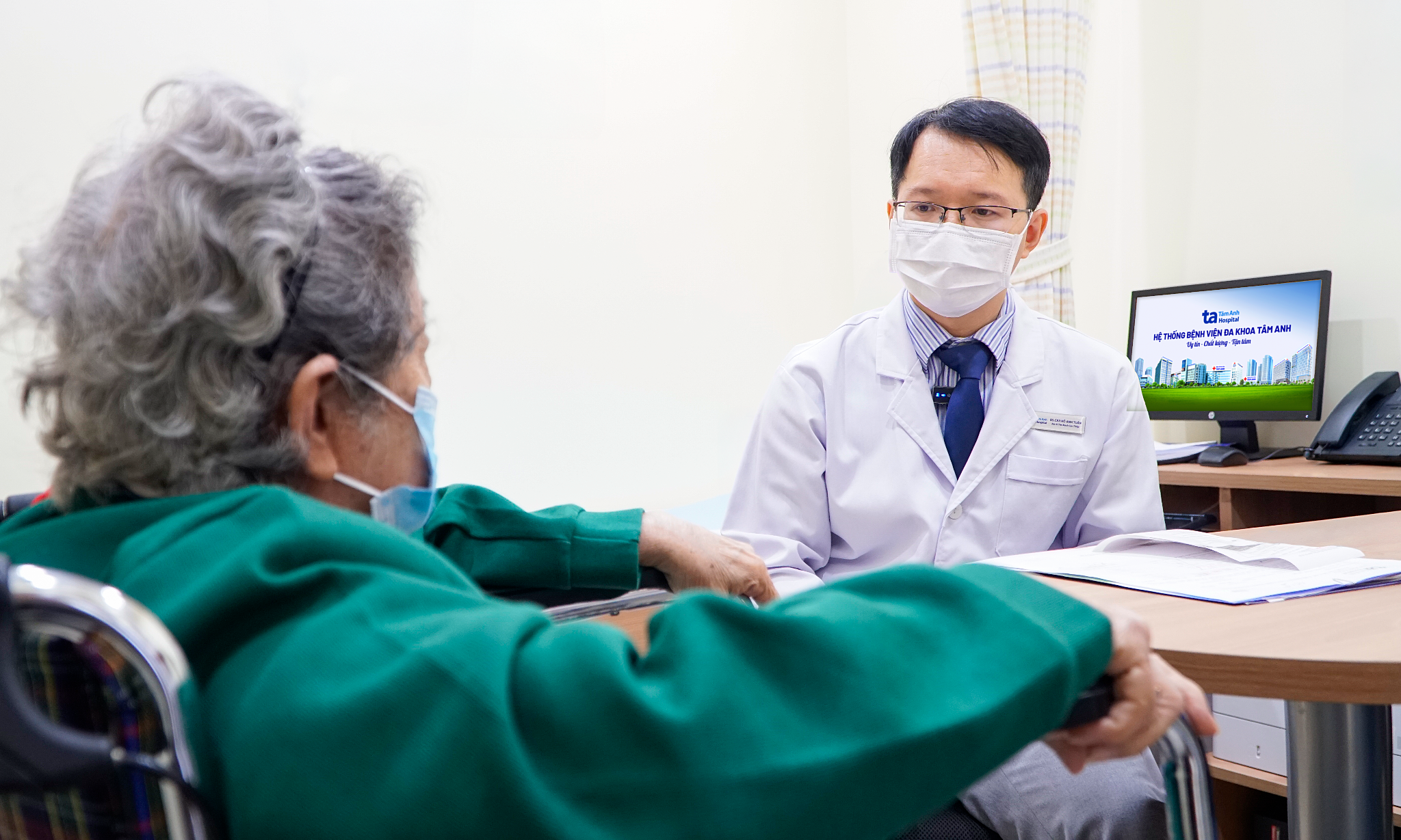 91-year-old woman treated with thrombolytics for venous thrombosis