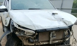 Driver dies after crashing into sheet metal barrier on Noi Bai - Lao Cai expressway