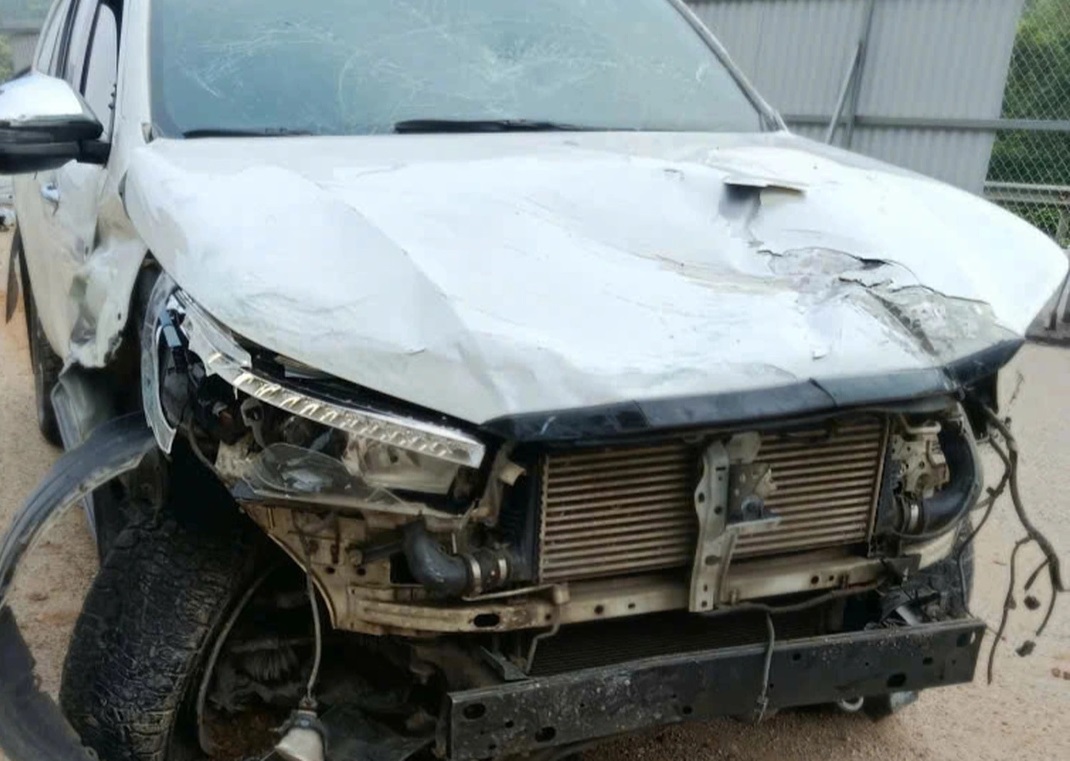 Driver dies after crashing into sheet metal barrier on Noi Bai - Lao Cai expressway