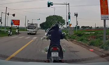 Busy on the phone, woman stops in intersection on green light