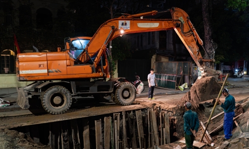 Working through the night on anti-flooding project in the capital's center