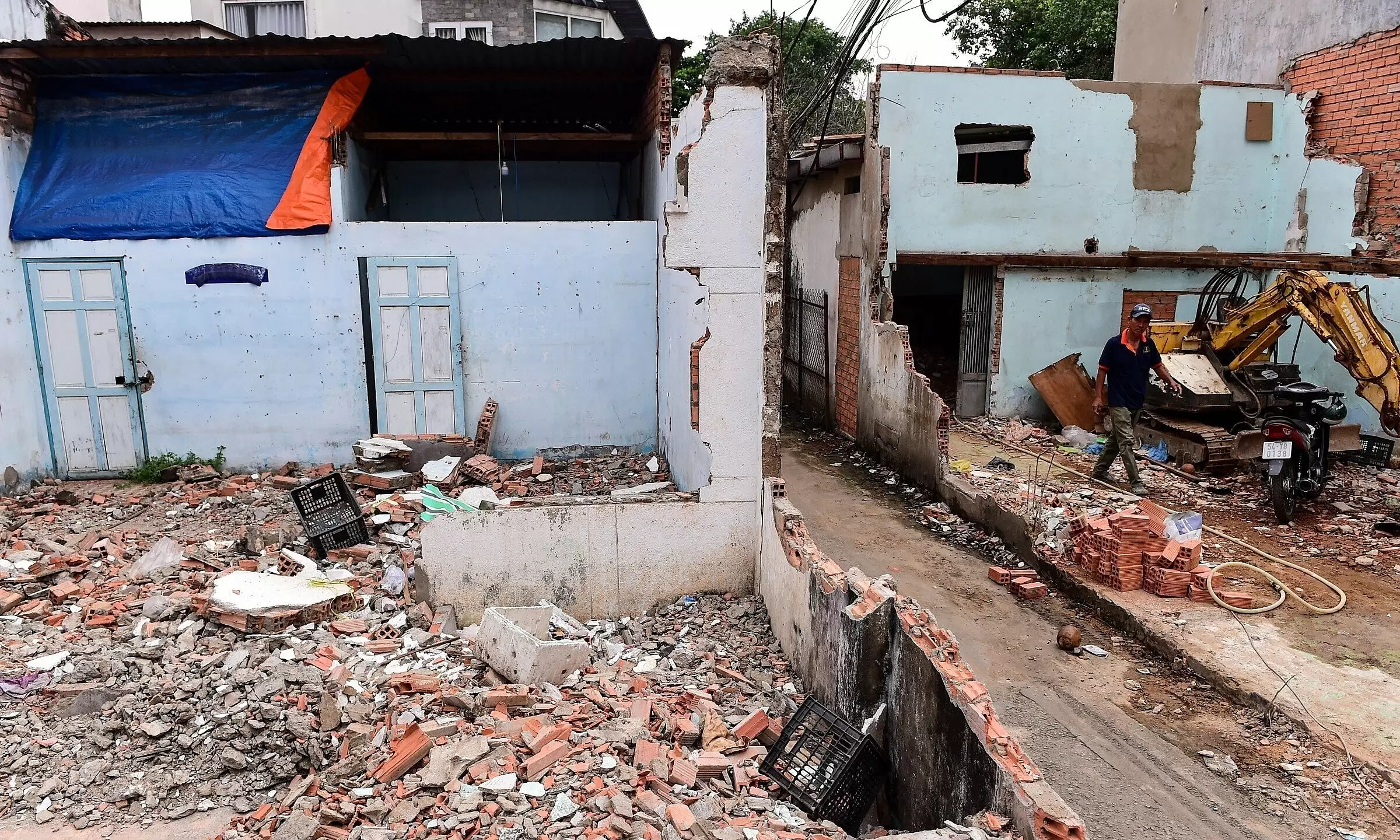 Sister to pay 280 million VND for encroaching on 15 square meters of sibling's land, avoiding demolition